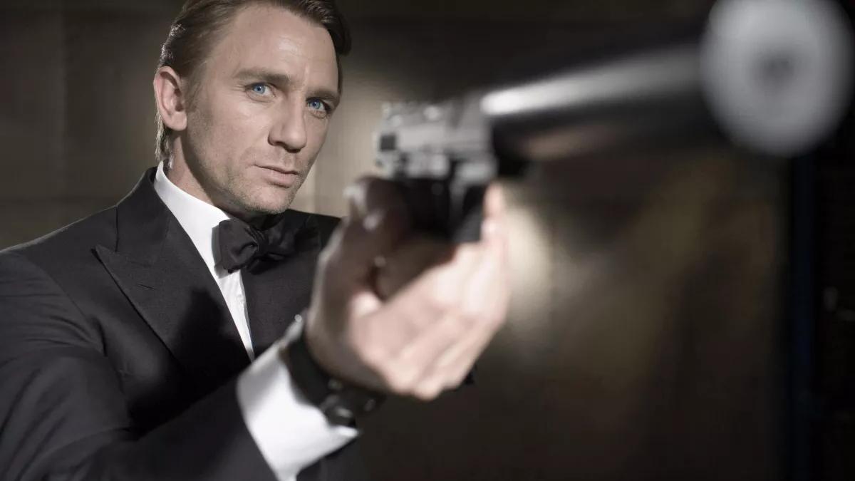 James Bond qui pointe son pistolet