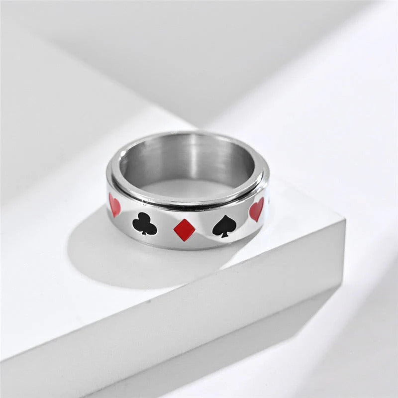 Bague de poker sur fond blanc